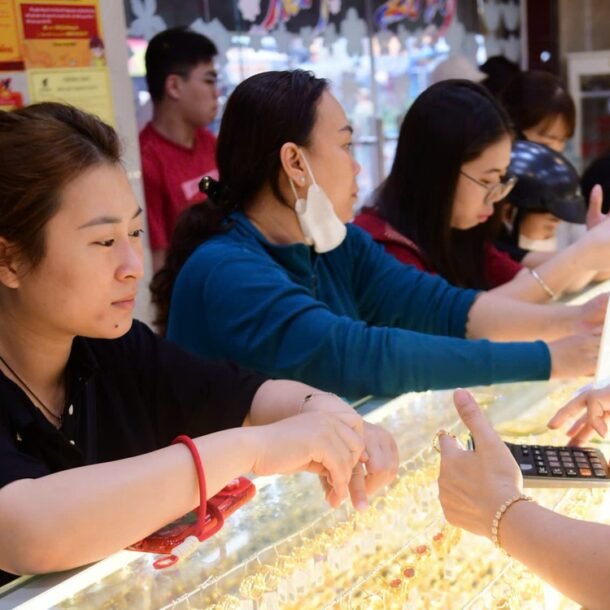 doc-nhanh-1-7:-gia-vang-vuot-4.000-usd;-mot-cong-ty-hang-khong-chi-co-tuc-khung-sau-nam-lai-dam