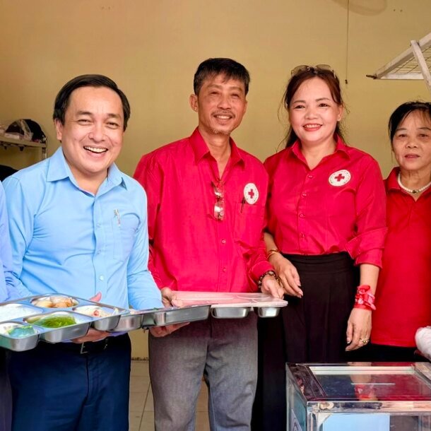 binh-tan-khai-truong-‘quan-com-nghia-tinh’,-cham-lo-bua-an-cho-nguoi-lao-dong-thu-nhap-thap