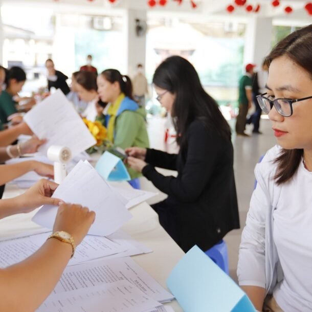 tuyen-sinh-lop-1-va-6-dai-tra:-truong-con-cho,-phu-huynh-van-khong-dang-ky-duoc