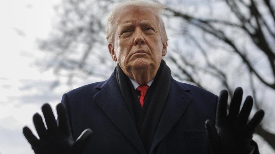 trump-noi-rang-‘khong-co-gi-sai’-voi-tien-dien-tu-cua-gia-dinh