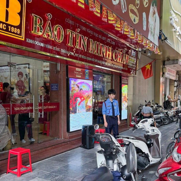 gia-vang-giam-gan-1-trieu-dong/luong,-pho-vang-ha-noi-van-diu-hiu