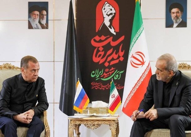 ong-medvedev-gap-tong-thong-iran-ben-le-le-tang-co-lanh-tu-ali-khamenei