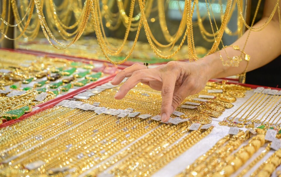 gia-vang-the-gioi-‘roi-tu-do’,-tuot-xuong-duoi-moc-4.000-usd/ounce