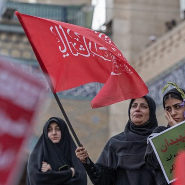 nguoi-iran-phat-‘co-mau’,-doi-tra-thu-tai-le-tang-co-lanh-tu-ali-khamenei