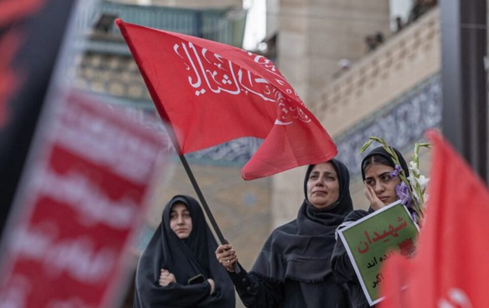 nguoi-iran-phat-‘co-mau’,-doi-tra-thu-tai-le-tang-co-lanh-tu-ali-khamenei