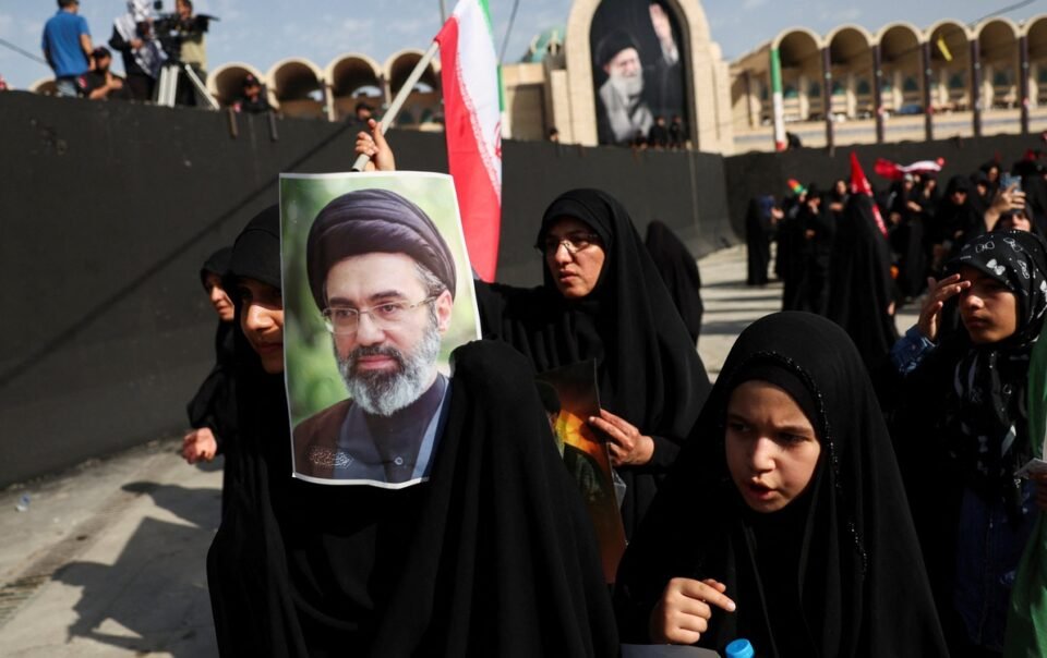 lanh-tu-toi-cao-iran-mojtaba-khamenei-co-the-khong-du-tang-le-cha