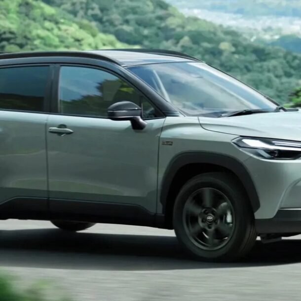 toyota-corolla-cross-bo-sung-ban-moi,-co-camera-nhin-xuyen-gam
