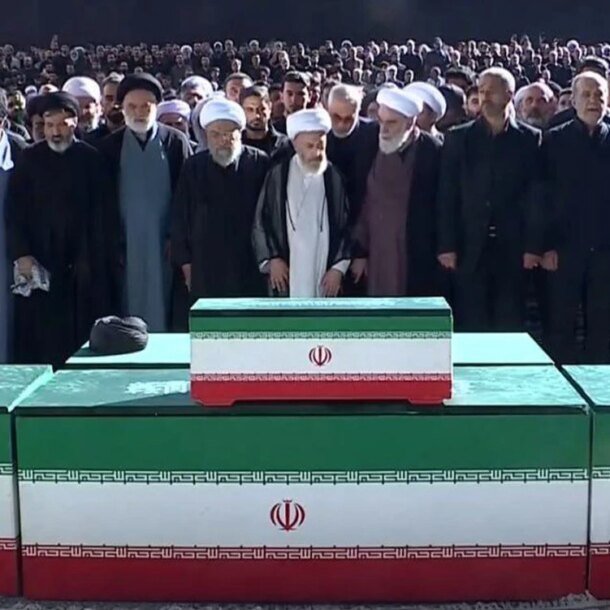 ba-con-trai-ong-ali-khamenei-xuat-hien-trong-tang-le-cua-cha
