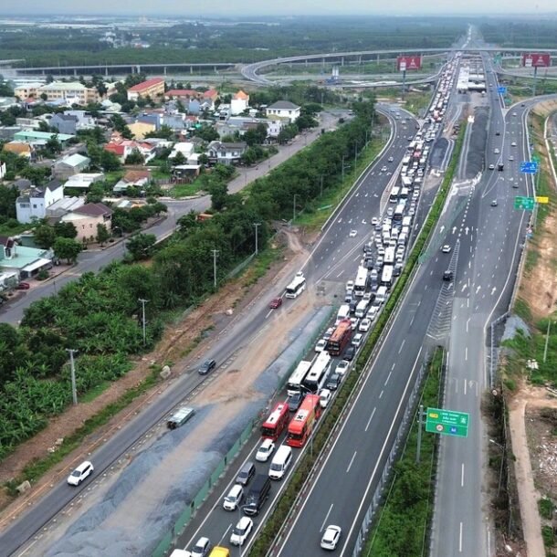 ket-cung-cao-toc-tu-dau-giay-ve-tp.hcm,-csgt-khuyen-cao-tai-xe-nen-di-quoc-lo-1