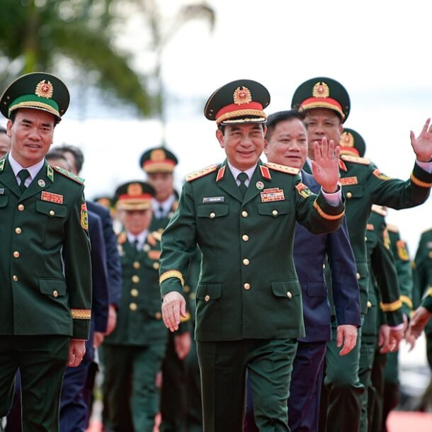 dai-tuong-phan-van-giang-sang-lao,-bat-dau-du-giao-luu-huu-nghi-quoc-phong-bien-gioi