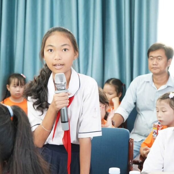 lanh-dao-xa-nha-be-gap-go,-lang-nghe-thieu-nhi