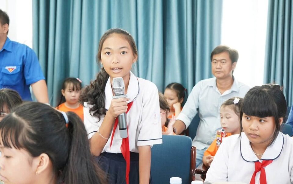 lanh-dao-xa-nha-be-gap-go,-lang-nghe-thieu-nhi