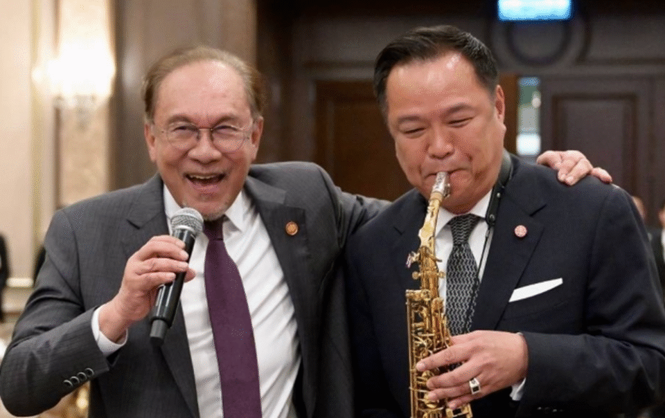 thu-tuong-thai-lan-tro-tai-thoi-ken-saxophone-trong-chuyen-tham-chinh-thuc-malaysia