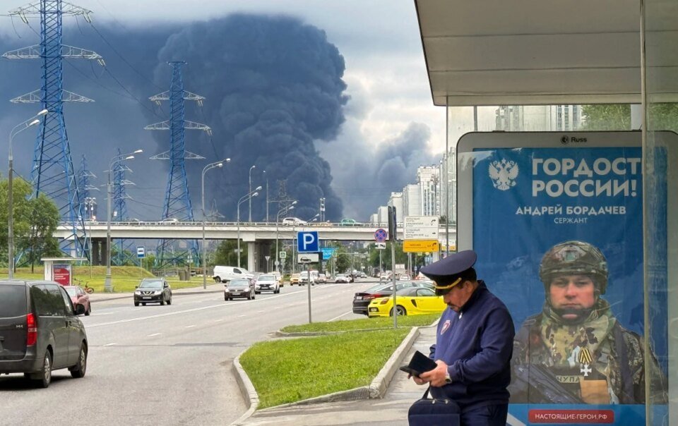 ukraine-phong-hang-tram-drone-vao-nga,-ha-tang-dau-mo-chay-lon