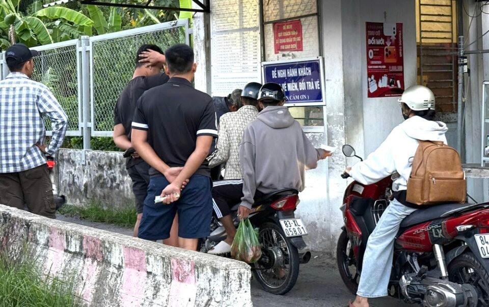 qua-pha-dai-ngai,-tai-sao-phai-bat-tai-xe-xuong-xe-loi-bo-mua-ve?