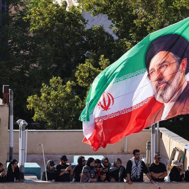 lanh-tu-toi-cao-iran-the-‘tra-no-mau’-cho-cha