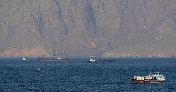 iran-d&oacute;ng-cua-eo-bien-hormuz,-ban-canh-c&aacute;o-t&agrave;u-di-sai-luong