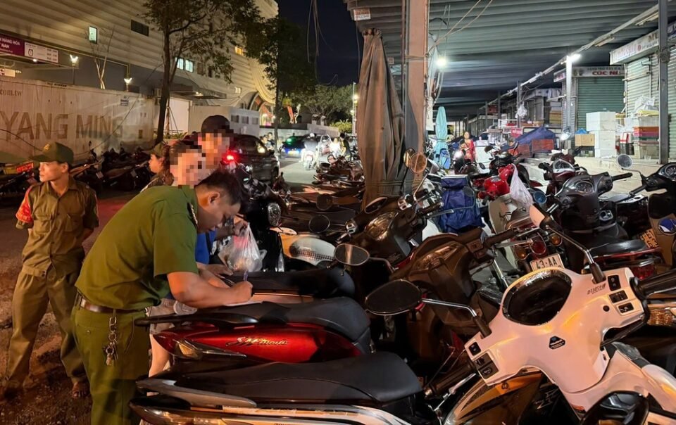 14-nguoi-chiem-via-he,-lap-bai-giu-xe-tu-phat-xung-quanh-aeon-mall-o-da-nang
