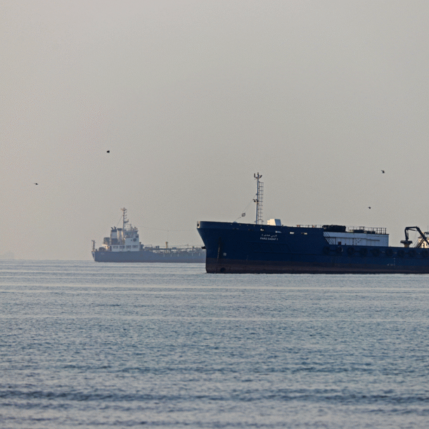 dai-su-my-bac-tin-iran-dong-eo-bien-hormuz,-20-tau-thuong-mai-moi-bang-qua