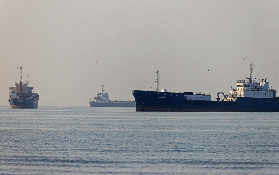 dai-su-my-bac-tin-iran-dong-eo-bien-hormuz,-20-tau-thuong-mai-moi-bang-qua
