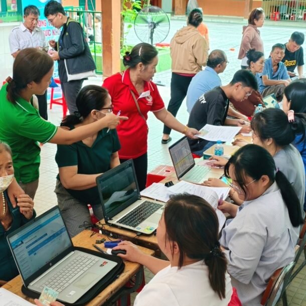 nguoi-dan-tp.hcm-phan-khoi-di-kham-suc-khoe-dinh-ky-mien-phi