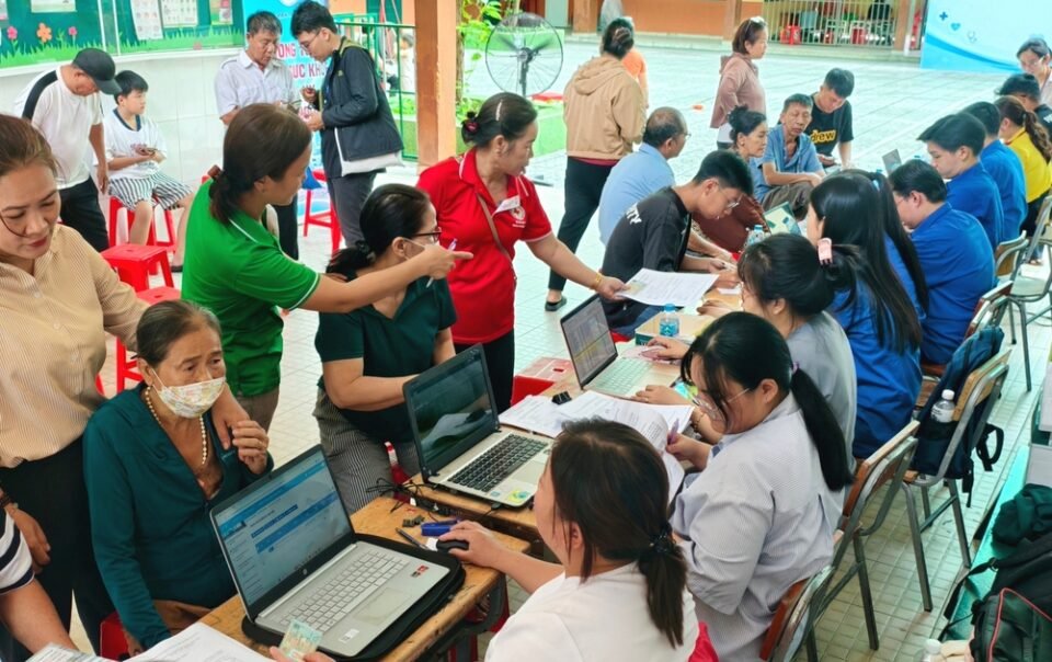 nguoi-dan-tp.hcm-phan-khoi-di-kham-suc-khoe-dinh-ky-mien-phi