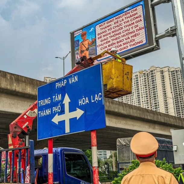 nguoi-dan-ha-noi-co-the-theo-doi-un-tac,-ngap-ung-qua-hang-chuc-man-hinh-led-tren-duong