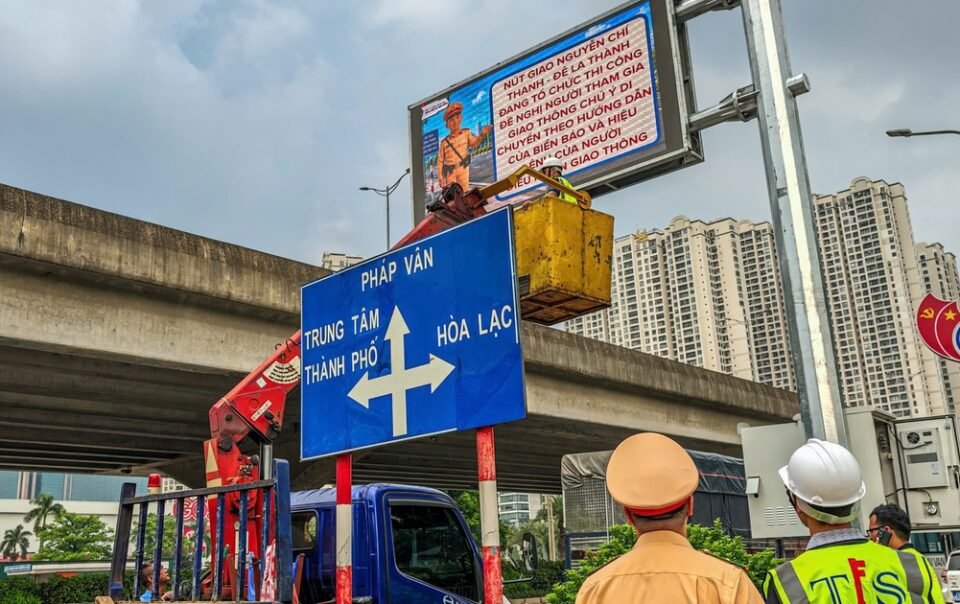 nguoi-dan-ha-noi-co-the-theo-doi-un-tac,-ngap-ung-qua-hang-chuc-man-hinh-led-tren-duong