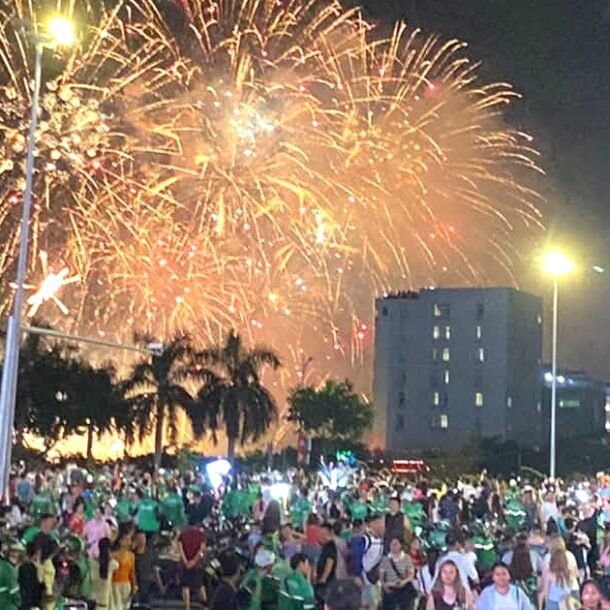 300.000-dong-cho-3,5km-xe-dich-vu-trong-dem-phao-hoa-da-nang-gay-tranh-cai