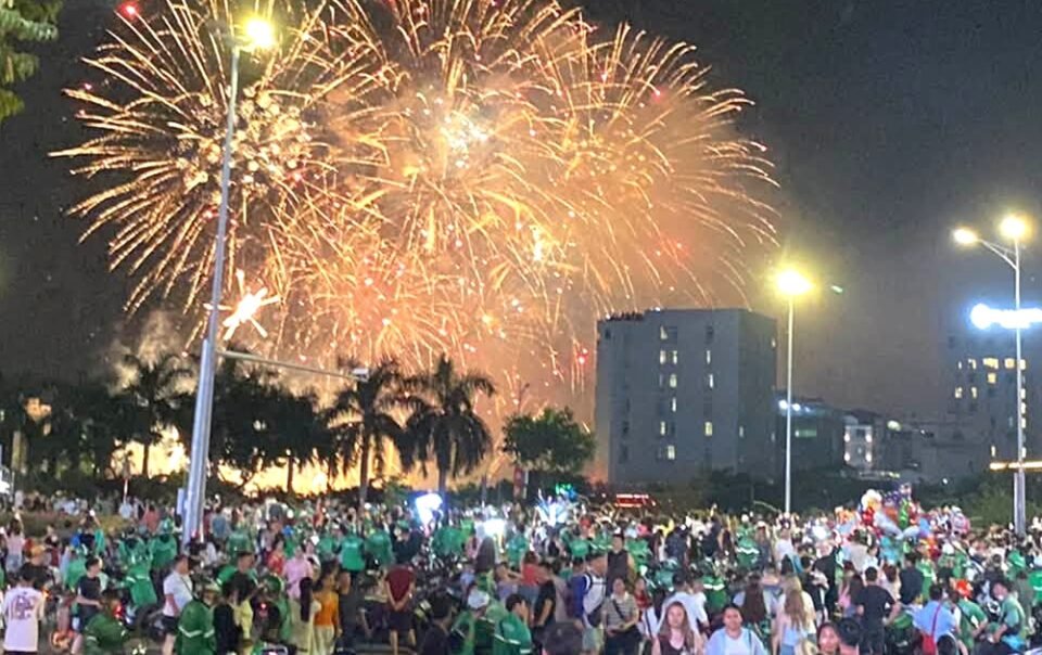 300.000-dong-cho-3,5km-xe-dich-vu-trong-dem-phao-hoa-da-nang-gay-tranh-cai
