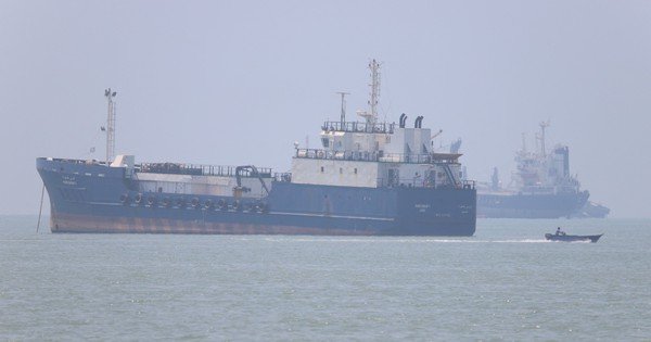 &ocirc;ng-trump-muon-thu-ph&iacute;-20%-h&agrave;ng-h&oacute;a-qua-eo-hormuz,-iran-d&aacute;p-tra