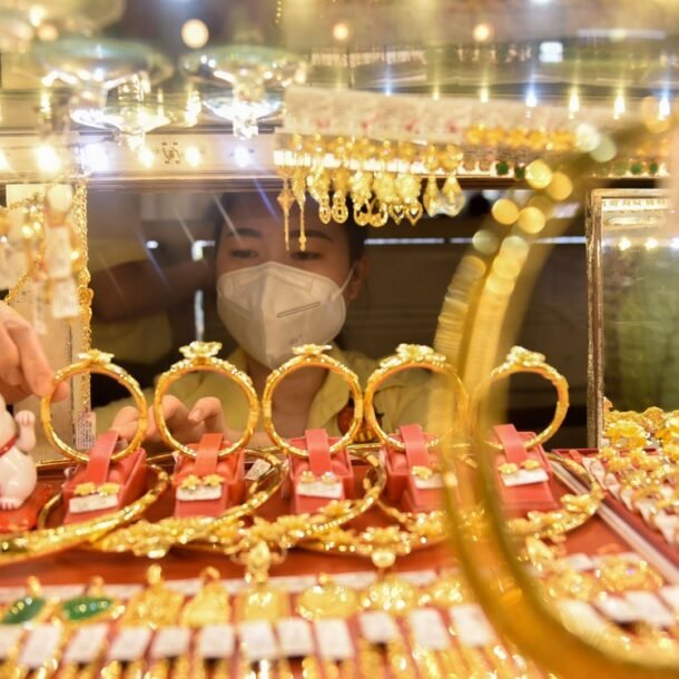 gia-vang-the-gioi-tang-tro-lai,-vang-sjc-ban-ra-147,5-trieu-dong/luong