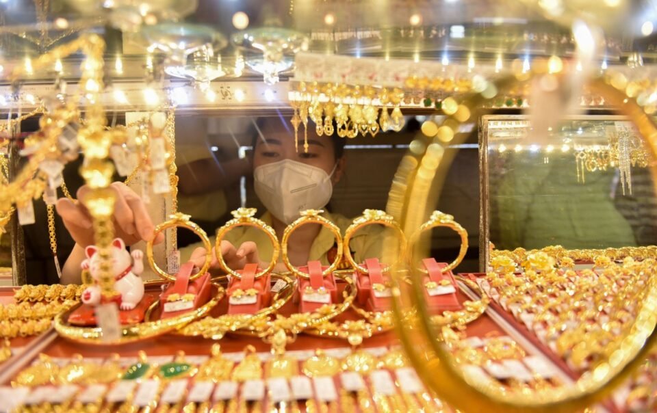 gia-vang-the-gioi-tang-tro-lai,-vang-sjc-ban-ra-147,5-trieu-dong/luong