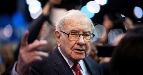 ti-ph&uacute;-warren-buffett-dung-r&oacute;t-tien-cho-quy-gates-sau-tiet-lo-ve-ho-so-epstein