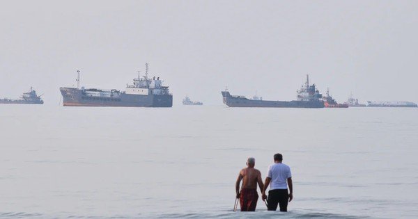ông-trump-huy-ke-hoach-thu-phí-tàu-thuyen-qua-eo-bien-hormuz