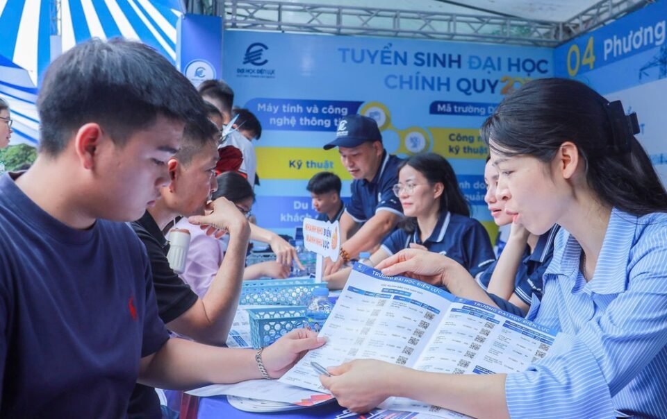 gan-875.000-thi-sinh-dang-ky-xet-tuyen-dai-hoc-2026,-hon-7,18-trieu-nguyen-vong
