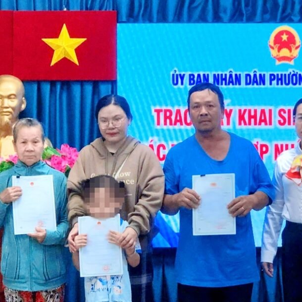cu-ba-luom-ve-chai-am-long-nhan-giay-khai-sinh-o-tuoi-73