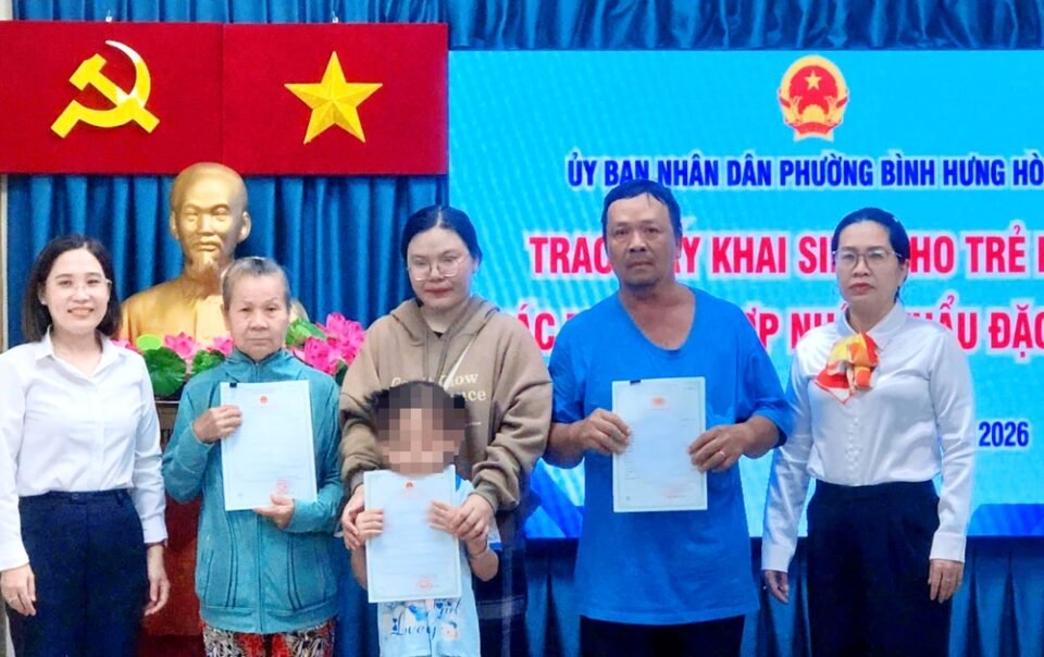 cu-ba-luom-ve-chai-am-long-nhan-giay-khai-sinh-o-tuoi-73