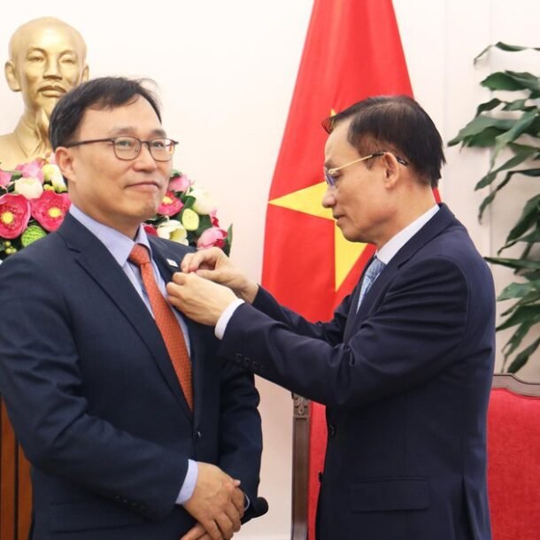 dai-su-han-quoc-nhan-ky-niem-chuong-vi-su-nghiep-ngoai-giao-viet-nam