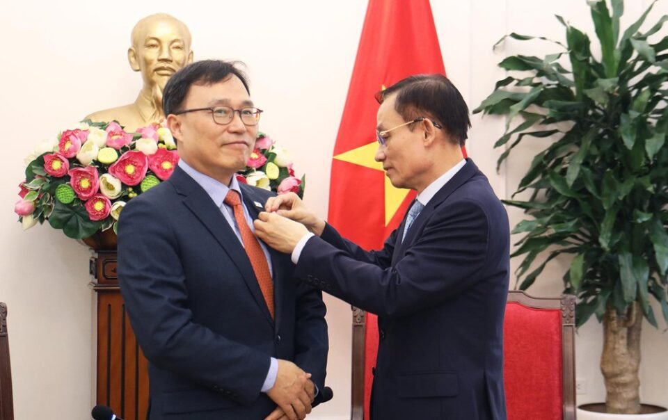 dai-su-han-quoc-nhan-ky-niem-chuong-vi-su-nghiep-ngoai-giao-viet-nam