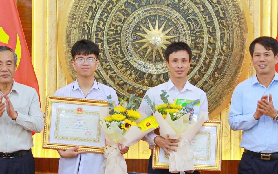 thanh-hoa-tang-bang-khen-cho-hoc-sinh-doat-giai-olympic-quoc-te-va-khu-vuc