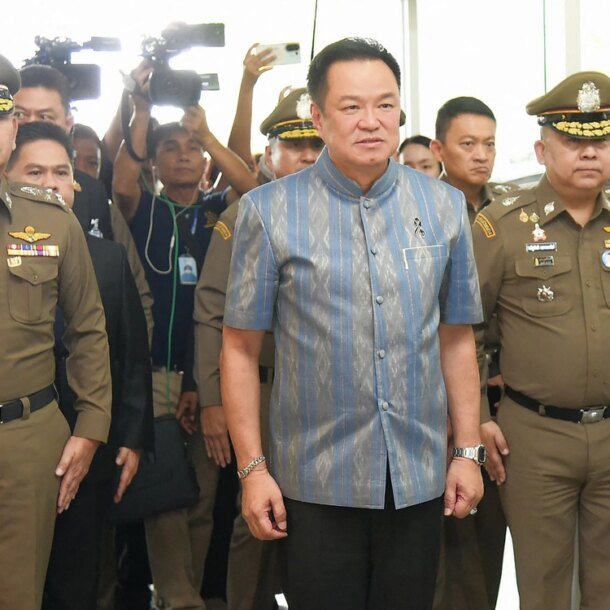 be-boi-gian-lan-thi-cu-o-thai-lan:-gan-6.000-cong-chuc-doi-mat-dinh-chi