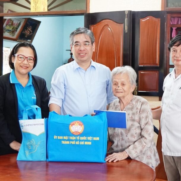 pho-bi-thu-thanh-uy-tp.hcm-nguyen-phuoc-loc-tham,-chuc-tho-me-viet-nam-anh-hung