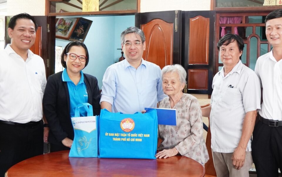 pho-bi-thu-thanh-uy-tp.hcm-nguyen-phuoc-loc-tham,-chuc-tho-me-viet-nam-anh-hung