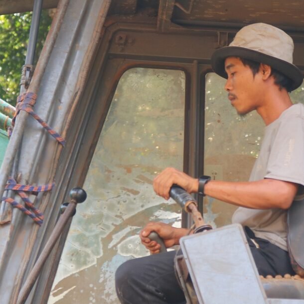 nghe-lai-may-tim-nguon-nuoc-dang-gap-luc-‘trung-mua’