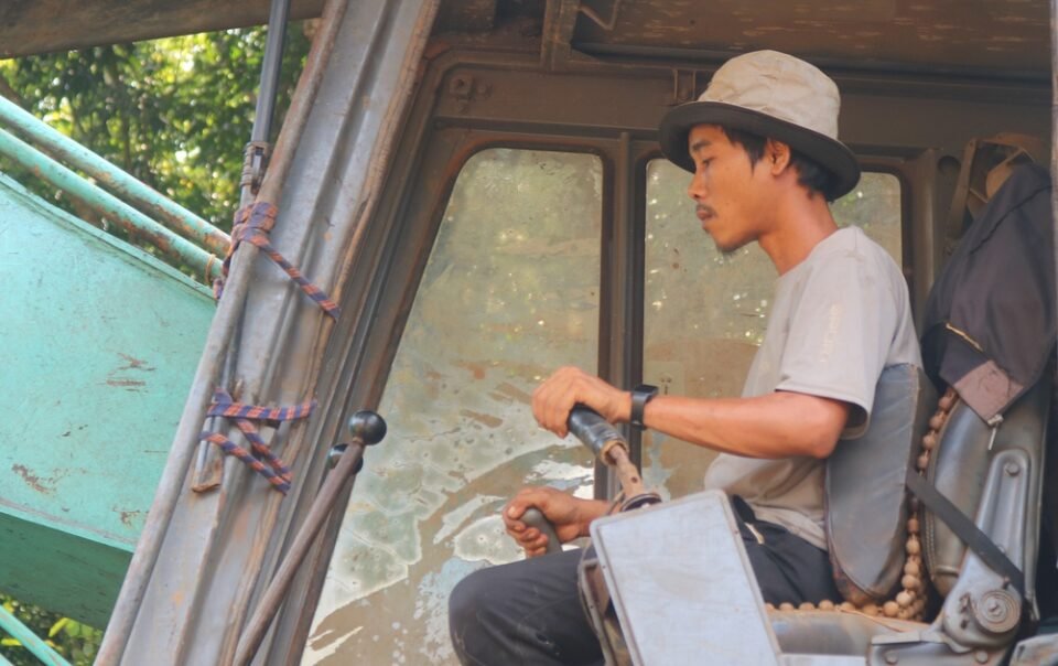 nghe-lai-may-tim-nguon-nuoc-dang-gap-luc-‘trung-mua’