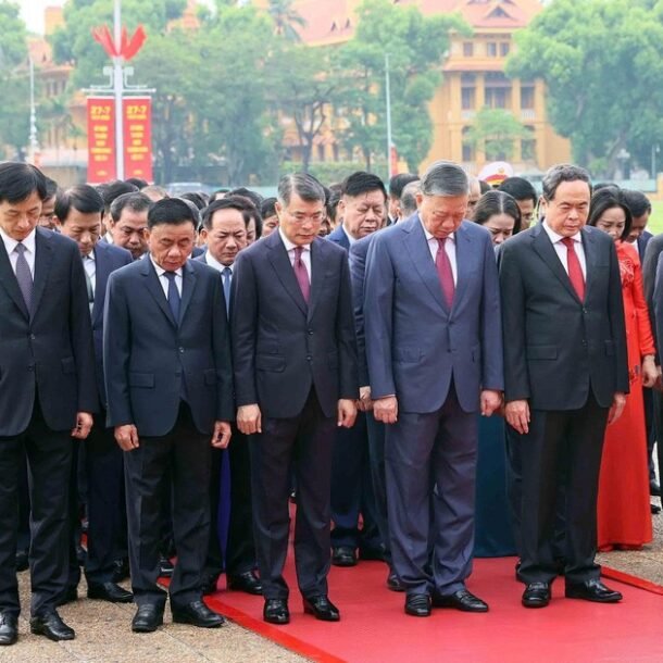 doan-ban-chap-hanh-trung-uong-dang-vao-lang-vieng-chu-tich-ho-chi-minh