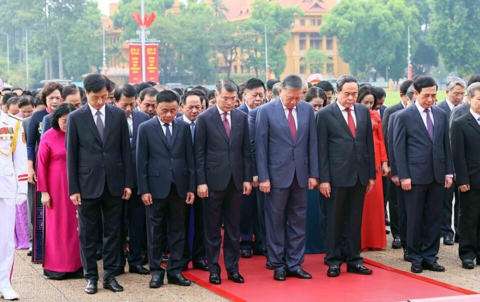 doan-ban-chap-hanh-trung-uong-dang-vao-lang-vieng-chu-tich-ho-chi-minh
