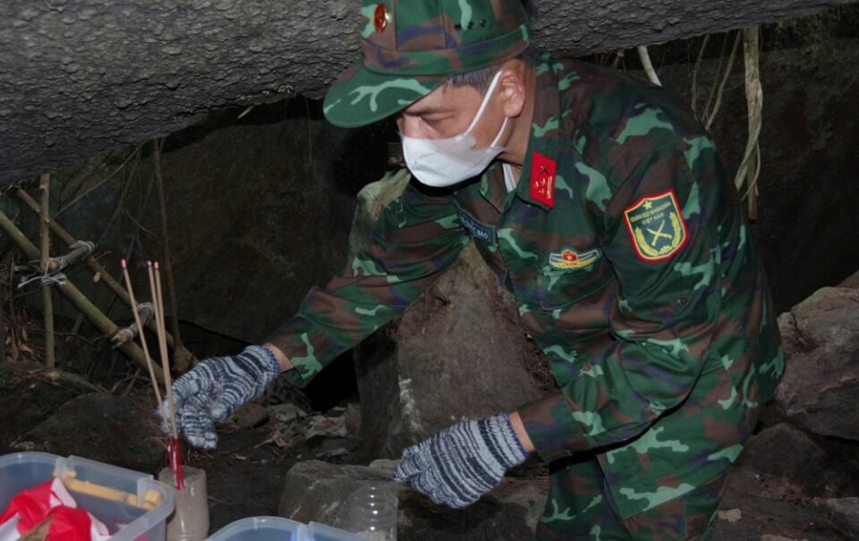 da-nang-tim-thay-2-hai-cot-liet-si-trong-hang-da-tung-phat-hien-5-hai-cot