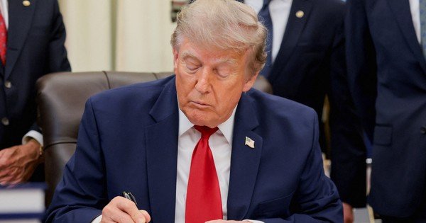 tong-thong-trump-k&yacute;-sac-lenh-&aacute;p-thue-50%-nhieu-h&agrave;ng-h&oacute;a-canada